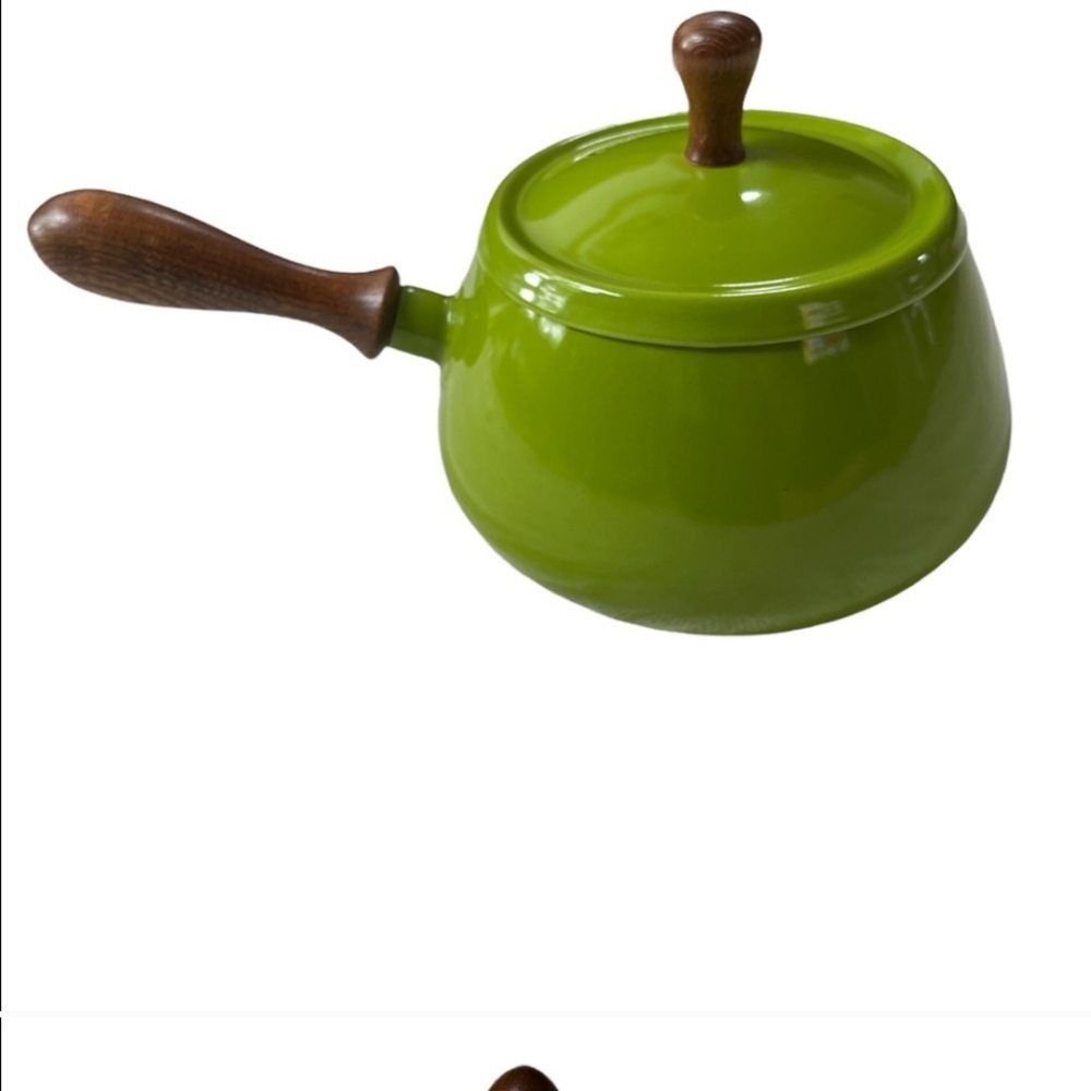 MCM VINTAGE GREEN ENAMEL FONDUE POT WITH WOODEN HANDLE AND LID.